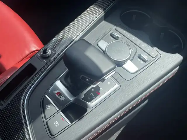 アウディ Ｓ５ スポーツバック 広島県 2020(令2)年 6.1万km マンハッタングレーメタリック 車検満了 令和9年6月/純正ナビ/（Bluetooth、CD、DVD、フルセグTV）/全方位カメラ/前後ドライブレコーダー/ETC/ブラック塗装ブレーキキャリパー/純正19インチAW/赤レザーシート/・シートヒーター/・エアシート/・パワーシート/衝突被害軽減ブレーキ/クルーズコントロール/コーナーセンサー/LEDヘッドライト/オートライト/オートマチックハイビーム/プッシュスタート/パーキングアシスト/取扱説明書/保証書