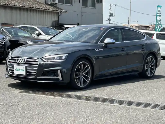 アウディ Ｓ５ スポーツバック 広島県 2020(令2)年 6.1万km マンハッタングレーメタリック 車検満了 令和9年6月/純正ナビ/（Bluetooth、CD、DVD、フルセグTV）/全方位カメラ/前後ドライブレコーダー/ETC/ブラック塗装ブレーキキャリパー/純正19インチAW/赤レザーシート/・シートヒーター/・エアシート/・パワーシート/衝突被害軽減ブレーキ/クルーズコントロール/コーナーセンサー/LEDヘッドライト/オートライト/オートマチックハイビーム/プッシュスタート/パーキングアシスト/取扱説明書/保証書