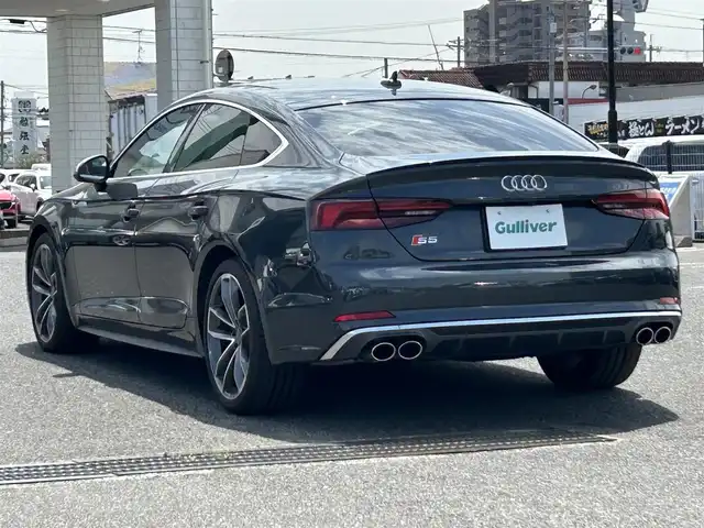 アウディ Ｓ５ スポーツバック 広島県 2020(令2)年 6.1万km マンハッタングレーメタリック 車検満了 令和9年6月/純正ナビ/（Bluetooth、CD、DVD、フルセグTV）/全方位カメラ/前後ドライブレコーダー/ETC/ブラック塗装ブレーキキャリパー/純正19インチAW/赤レザーシート/・シートヒーター/・エアシート/・パワーシート/衝突被害軽減ブレーキ/クルーズコントロール/コーナーセンサー/LEDヘッドライト/オートライト/オートマチックハイビーム/プッシュスタート/パーキングアシスト/取扱説明書/保証書
