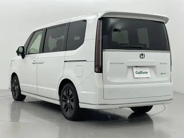 ホンダ ステップワゴン スパーダ eHEV 熊本県 2025(令7)年 0.1千km プラチナホワイトパール 登録済未使用車/純正１１．４インチディスプレイオーディオ LXM-247VFLi　バックカメラ　/両側パワースライドドア　/前後クリアランスソナー　/ホンダセンシング/・レーダークルーズコントロール/・衝突軽減ブレーキ/・誤発進制御機能/・歩行者事故低減ステアリング/・路外逸脱抑制機能/・先行車発進お知らせ機能/・標識認識システム/・ブラインドスポットモニター/横滑り防止/パワーバックドア/前席シートヒーター/オットマン/ハーフレザーシート/純正16インチAW/オートライト/LEDヘッドライト/フォグランプ/スマートキー/プッシュスタート/スペアキー1本/保証書/取扱説明書　