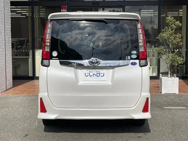 トヨタ ノア Si 高知県 2014(平26)年 12.4万km ホワイトパールクリスタルシャイン (株)IDOMが運営する【じしゃロン高知店】の自社ローン専用車両になりますこちらは現金またはオートローンご利用時の価格です。自社ローンご希望の方は別途その旨お申付け下さい
