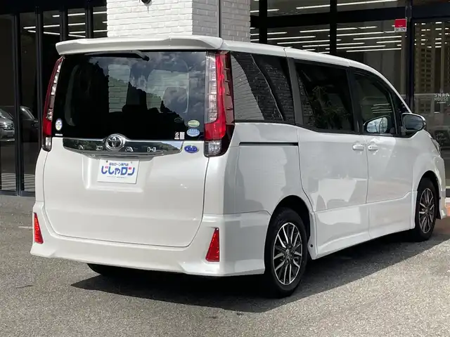 トヨタ ノア Si 高知県 2014(平26)年 12.4万km ホワイトパールクリスタルシャイン (株)IDOMが運営する【じしゃロン高知店】の自社ローン専用車両になりますこちらは現金またはオートローンご利用時の価格です。自社ローンご希望の方は別途その旨お申付け下さい