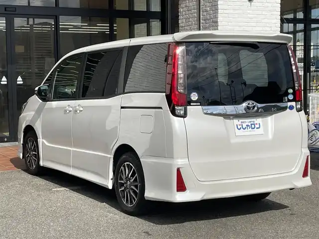 トヨタ ノア Si 高知県 2014(平26)年 12.4万km ホワイトパールクリスタルシャイン (株)IDOMが運営する【じしゃロン高知店】の自社ローン専用車両になりますこちらは現金またはオートローンご利用時の価格です。自社ローンご希望の方は別途その旨お申付け下さい