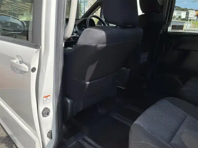 トヨタ ノア Si 高知県 2014(平26)年 12.4万km ホワイトパールクリスタルシャイン (株)IDOMが運営する【じしゃロン高知店】の自社ローン専用車両になりますこちらは現金またはオートローンご利用時の価格です。自社ローンご希望の方は別途その旨お申付け下さい