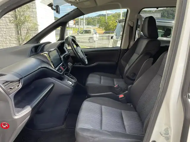 トヨタ ノア Si 高知県 2014(平26)年 12.4万km ホワイトパールクリスタルシャイン (株)IDOMが運営する【じしゃロン高知店】の自社ローン専用車両になりますこちらは現金またはオートローンご利用時の価格です。自社ローンご希望の方は別途その旨お申付け下さい