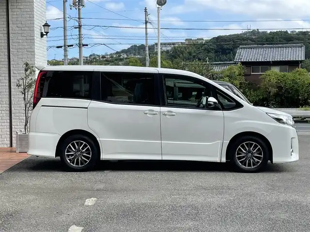 トヨタ ノア Si 高知県 2014(平26)年 12.4万km ホワイトパールクリスタルシャイン (株)IDOMが運営する【じしゃロン高知店】の自社ローン専用車両になりますこちらは現金またはオートローンご利用時の価格です。自社ローンご希望の方は別途その旨お申付け下さい