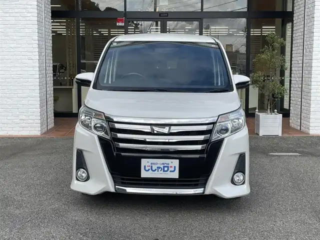 トヨタ ノア Si 高知県 2014(平26)年 12.4万km ホワイトパールクリスタルシャイン (株)IDOMが運営する【じしゃロン高知店】の自社ローン専用車両になりますこちらは現金またはオートローンご利用時の価格です。自社ローンご希望の方は別途その旨お申付け下さい