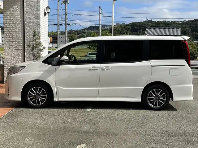 トヨタ ノア Si 高知県 2014(平26)年 12.4万km ホワイトパールクリスタルシャイン (株)IDOMが運営する【じしゃロン高知店】の自社ローン専用車両になりますこちらは現金またはオートローンご利用時の価格です。自社ローンご希望の方は別途その旨お申付け下さい