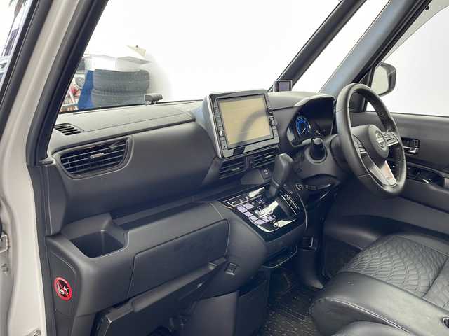 日産 ルークス HWS Gターボ アーバンクロム プロパイロットED 兵庫県 2021(令3)年 3.9万km ホワイトパール ・快適パックA/・プラズマクラスター技術搭載リアシーリングファン/・パーソナルテーブル/・カップホルダー/・USBソケット/・ロールサンシェード/・撥水加工シート/・純正9インチナビ/CD/DVD/BT/SD/USB/TV/・アラウンドビューモニター/・ビルトインETC/・プロパイロット/・車線逸脱防止支援システム/・車線逸脱警報/・前方衝突予測警報/・ふらつき警報/・標識検知機能/・先行車発進お知らせ機能/・エマージェンシーブレーキ/・踏み間違い衝突防止アシスト/・レーダークルーズコントロール/・アイドリングストップ/・両側パワースライドドア/・LEDヘッドライト/・アダプティブLEDヘッドライトシステム/・インテリジェントキー/・プッシュスタート/・純正15インチアルミホイール