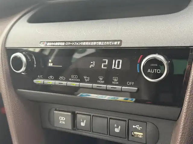 トヨタ ヤリスクロス ハイブリッド Z 千葉県 2021(令3)年 3.6万km ブラックマイカ/ホワイトパールクリスタルシャイン 2トーン 純正ナビ（AM/FM/Bluetooth）/フルセグTV/トヨタセーフティーセンス/レーダークルーズコントロール/バックカメラ/ETC/ドライブレコーダー/コーナーセンサー/ステアリングヒーター/前席シートヒーター/運転席パワーシート/ハーフレザーシート/純正フロアマット/純正アルミホイール/LEDヘッドライト/取扱説明書/保証書/スペアキー