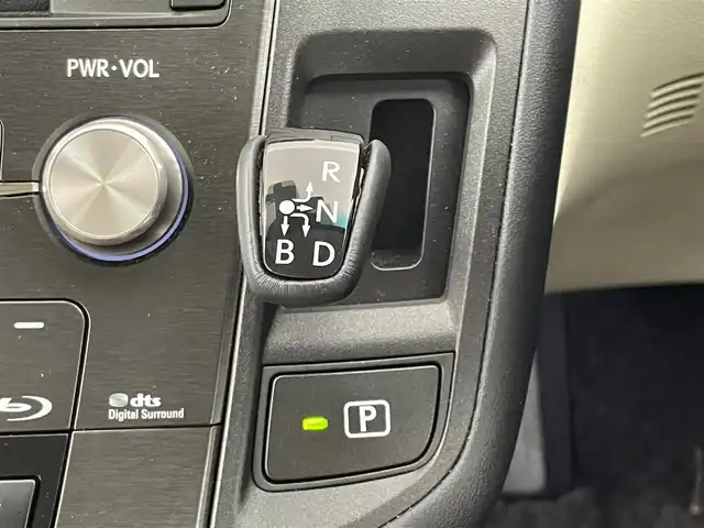 レクサス ＨＳ 250h バージョンI 埼玉県 2016(平28)年 2.6万km ソニッククォーツ 純正HDDナビ/Bluetooth/CD/USB/フルセグ/レーダークルーズコントロール/プリクラッシュセーフティシステム/フロント、バックカメラ/前席パワーシート/前席シートヒーター、シートクーラー/前席エアシート/前席メモリーシート/前後コーナーセンサー/ビルトインETC2.0/ヘッドアップディスプレイ/ドライブレコーダー/横滑り防止装置/純正フロアマット/純正17インチアルミホイール/オートライト/ステアリングスイッチ