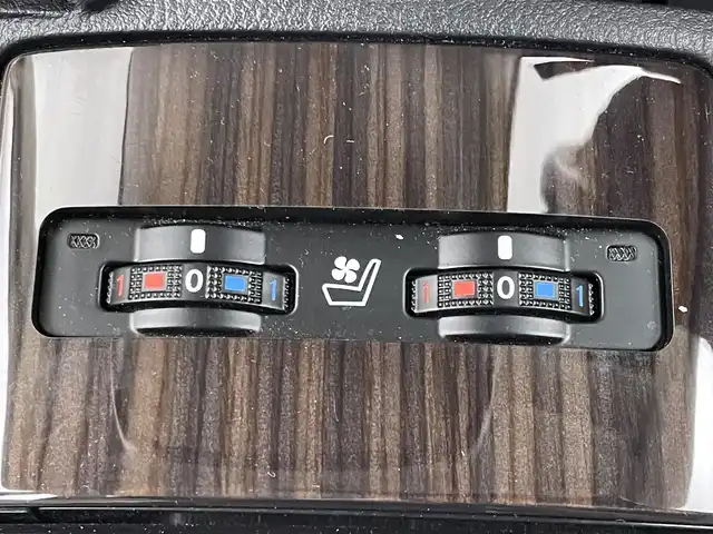 レクサス ＨＳ 250h バージョンI 埼玉県 2016(平28)年 2.6万km ソニッククォーツ 純正HDDナビ/Bluetooth/CD/USB/フルセグ/レーダークルーズコントロール/プリクラッシュセーフティシステム/フロント、バックカメラ/前席パワーシート/前席シートヒーター、シートクーラー/前席エアシート/前席メモリーシート/前後コーナーセンサー/ビルトインETC2.0/ヘッドアップディスプレイ/ドライブレコーダー/横滑り防止装置/純正フロアマット/純正17インチアルミホイール/オートライト/ステアリングスイッチ