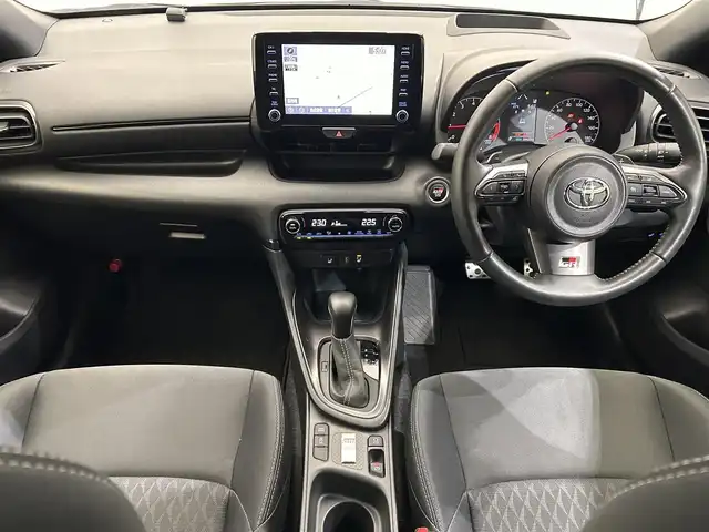 トヨタ ＧＲヤリス RS 愛媛県 2022(令4)年 2.1万km プラチナホワイトパールマイカ ・８型ナビ（フルセグＴＶ・ＢＴ・ＦＭ・ＡＭ）/・バックカメラ　/・ＥＴＣ２．０　/・衝突軽減ブレーキ　/・レーンキープアシスト　/・レーダークルーズコントロール　/・ＤＮ席シートヒーター　/・ステアリングヒーター/・オートマチックハイビーム