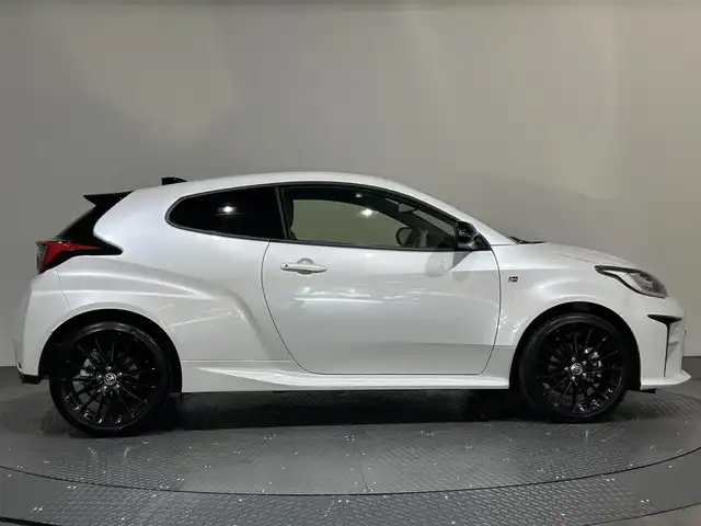 トヨタ ＧＲヤリス RS 愛媛県 2022(令4)年 2.1万km プラチナホワイトパールマイカ ・８型ナビ（フルセグＴＶ・ＢＴ・ＦＭ・ＡＭ）/・バックカメラ　/・ＥＴＣ２．０　/・衝突軽減ブレーキ　/・レーンキープアシスト　/・レーダークルーズコントロール　/・ＤＮ席シートヒーター　/・ステアリングヒーター/・オートマチックハイビーム