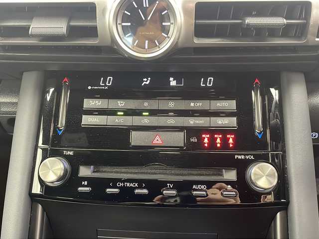 レクサス ＩＳ 300h 大分県 2021(令3)年 8.1万km ソニッククォーツ 純正ナビ/(BT/AM/FM/CD/DVD/フルセグ/AppleCarPlay/AndroidAuto）/衝突軽減システム/車線逸脱防止/先行車発進お知らせ/後退時速度抑制/クルーズコントロール/サンルーフ/前席シートヒーター/前席パワーシート/前後ドライブレコーダー/ETC2.0/電動格納ミラー/ステアリングスイッチ/純正１８インチAW/プッシュスタート/スマートキー/スペアキー