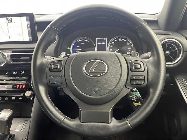 レクサス ＩＳ 300h 大分県 2021(令3)年 8.1万km ソニッククォーツ 純正ナビ/(BT/AM/FM/CD/DVD/フルセグ/AppleCarPlay/AndroidAuto）/衝突軽減システム/車線逸脱防止/先行車発進お知らせ/後退時速度抑制/クルーズコントロール/サンルーフ/前席シートヒーター/前席パワーシート/前後ドライブレコーダー/ETC2.0/電動格納ミラー/ステアリングスイッチ/純正１８インチAW/プッシュスタート/スマートキー/スペアキー