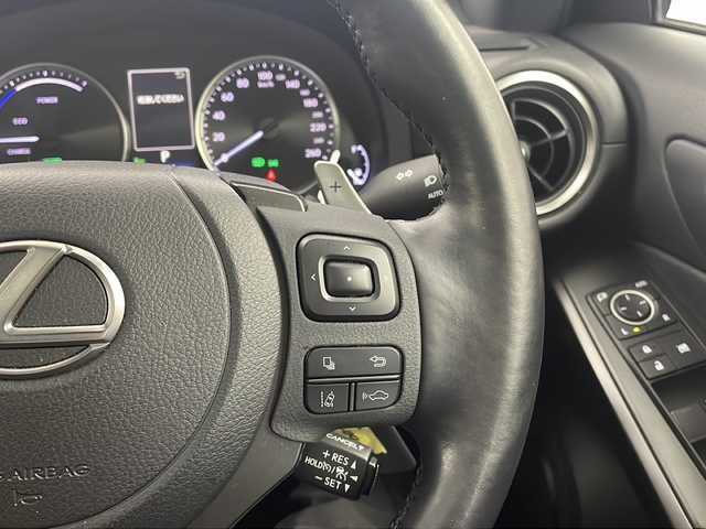 レクサス ＩＳ 300h 大分県 2021(令3)年 8.1万km ソニッククォーツ 純正ナビ/(BT/AM/FM/CD/DVD/フルセグ/AppleCarPlay/AndroidAuto）/衝突軽減システム/車線逸脱防止/先行車発進お知らせ/後退時速度抑制/クルーズコントロール/サンルーフ/前席シートヒーター/前席パワーシート/前後ドライブレコーダー/ETC2.0/電動格納ミラー/ステアリングスイッチ/純正１８インチAW/プッシュスタート/スマートキー/スペアキー