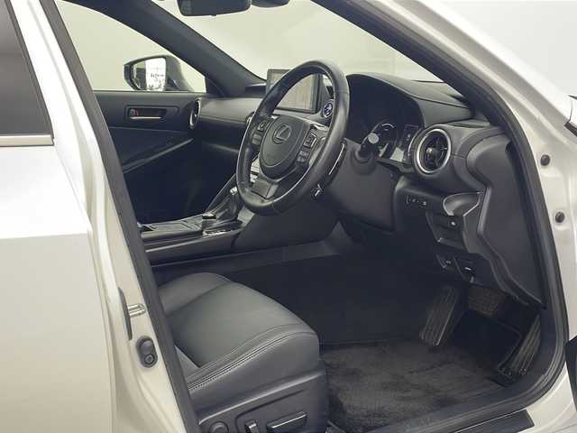 レクサス ＩＳ 300h 大分県 2021(令3)年 8.1万km ソニッククォーツ 純正ナビ/(BT/AM/FM/CD/DVD/フルセグ/AppleCarPlay/AndroidAuto）/衝突軽減システム/車線逸脱防止/先行車発進お知らせ/後退時速度抑制/クルーズコントロール/サンルーフ/前席シートヒーター/前席パワーシート/前後ドライブレコーダー/ETC2.0/電動格納ミラー/ステアリングスイッチ/純正１８インチAW/プッシュスタート/スマートキー/スペアキー