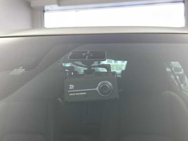 レクサス ＩＳ 300h 大分県 2021(令3)年 8.1万km ソニッククォーツ 純正ナビ/(BT/AM/FM/CD/DVD/フルセグ/AppleCarPlay/AndroidAuto）/衝突軽減システム/車線逸脱防止/先行車発進お知らせ/後退時速度抑制/クルーズコントロール/サンルーフ/前席シートヒーター/前席パワーシート/前後ドライブレコーダー/ETC2.0/電動格納ミラー/ステアリングスイッチ/純正１８インチAW/プッシュスタート/スマートキー/スペアキー