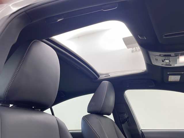 レクサス ＩＳ 300h 大分県 2021(令3)年 8.1万km ソニッククォーツ 純正ナビ/(BT/AM/FM/CD/DVD/フルセグ/AppleCarPlay/AndroidAuto）/衝突軽減システム/車線逸脱防止/先行車発進お知らせ/後退時速度抑制/クルーズコントロール/サンルーフ/前席シートヒーター/前席パワーシート/前後ドライブレコーダー/ETC2.0/電動格納ミラー/ステアリングスイッチ/純正１８インチAW/プッシュスタート/スマートキー/スペアキー