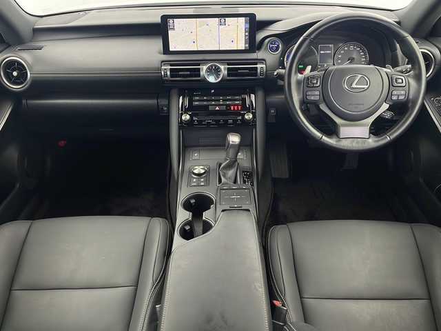 レクサス ＩＳ 300h 大分県 2021(令3)年 8.1万km ソニッククォーツ 純正ナビ/(BT/AM/FM/CD/DVD/フルセグ/AppleCarPlay/AndroidAuto）/衝突軽減システム/車線逸脱防止/先行車発進お知らせ/後退時速度抑制/クルーズコントロール/サンルーフ/前席シートヒーター/前席パワーシート/前後ドライブレコーダー/ETC2.0/電動格納ミラー/ステアリングスイッチ/純正１８インチAW/プッシュスタート/スマートキー/スペアキー
