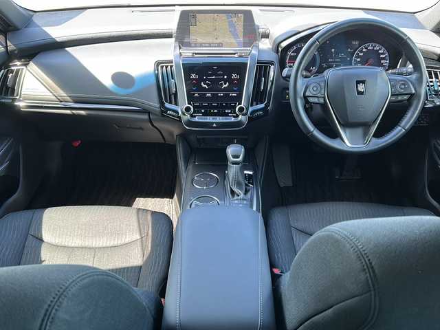 トヨタ クラウン ハイブリッド RS 岐阜県 2018(平30)年 4.2万km ホワイトパールクリスタルシャイン 登録時走行距離41238km/ディスプレイオーディオ（TコネクトSDナビ）/フルセグＴＶ/バックカメラ/Blue tooth・CD・USB入力端子・ビルトインETC/ワンオーナー/トヨタセーフティセンス/プリクラッシュセーフティ（衝突回避支援）/先行車発進告知機能/コーナーセンサー前後/レーダークルーズコントロール/レーンキープアシスト/ＬＥＤヘッドライト/フロントフォグランプ/オートマチックハイビーム/オートライト/横滑り防止装置/盗難防止装置/SRSエアバッグ運転席・助手席/カーテンエアバッグ/布系シート/パワーシート前席/シートヒーター前席/フルフラットシート/純正フロアマット/ステアリングヒーター/パドルシフト/純正18アルミホイール/プッシュスタート/スマートキー/スペアキー1本/アイドリングストップ/保証書/取扱説明書/ドアバイザー