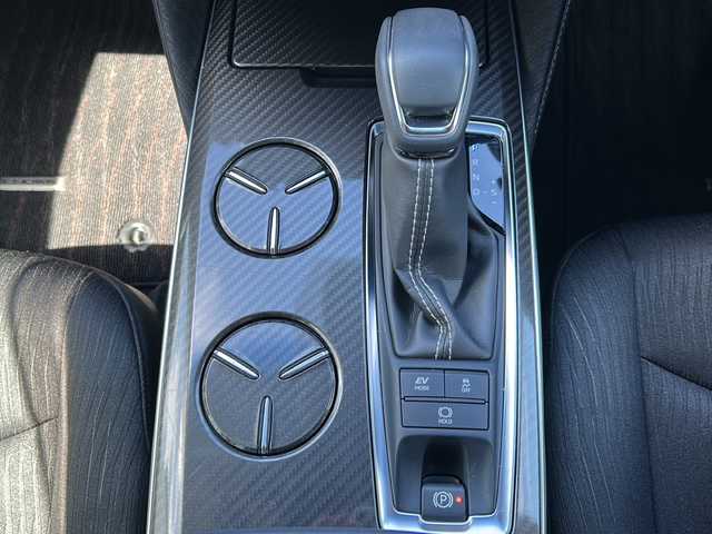 トヨタ クラウン ハイブリッド RS 岐阜県 2018(平30)年 4.2万km ホワイトパールクリスタルシャイン 登録時走行距離41238km/ディスプレイオーディオ（TコネクトSDナビ）/フルセグＴＶ/バックカメラ/Blue tooth・CD・USB入力端子・ビルトインETC/ワンオーナー/トヨタセーフティセンス/プリクラッシュセーフティ（衝突回避支援）/先行車発進告知機能/コーナーセンサー前後/レーダークルーズコントロール/レーンキープアシスト/ＬＥＤヘッドライト/フロントフォグランプ/オートマチックハイビーム/オートライト/横滑り防止装置/盗難防止装置/SRSエアバッグ運転席・助手席/カーテンエアバッグ/布系シート/パワーシート前席/シートヒーター前席/フルフラットシート/純正フロアマット/ステアリングヒーター/パドルシフト/純正18アルミホイール/プッシュスタート/スマートキー/スペアキー1本/アイドリングストップ/保証書/取扱説明書/ドアバイザー