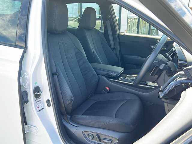 トヨタ クラウン ハイブリッド RS 岐阜県 2018(平30)年 4.2万km ホワイトパールクリスタルシャイン 登録時走行距離41238km/ディスプレイオーディオ（TコネクトSDナビ）/フルセグＴＶ/バックカメラ/Blue tooth・CD・USB入力端子・ビルトインETC/ワンオーナー/トヨタセーフティセンス/プリクラッシュセーフティ（衝突回避支援）/先行車発進告知機能/コーナーセンサー前後/レーダークルーズコントロール/レーンキープアシスト/ＬＥＤヘッドライト/フロントフォグランプ/オートマチックハイビーム/オートライト/横滑り防止装置/盗難防止装置/SRSエアバッグ運転席・助手席/カーテンエアバッグ/布系シート/パワーシート前席/シートヒーター前席/フルフラットシート/純正フロアマット/ステアリングヒーター/パドルシフト/純正18アルミホイール/プッシュスタート/スマートキー/スペアキー1本/アイドリングストップ/保証書/取扱説明書/ドアバイザー