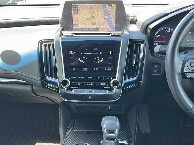 トヨタ クラウン ハイブリッド RS 岐阜県 2018(平30)年 4.2万km ホワイトパールクリスタルシャイン 登録時走行距離41238km/ディスプレイオーディオ（TコネクトSDナビ）/フルセグＴＶ/バックカメラ/Blue tooth・CD・USB入力端子・ビルトインETC/ワンオーナー/トヨタセーフティセンス/プリクラッシュセーフティ（衝突回避支援）/先行車発進告知機能/コーナーセンサー前後/レーダークルーズコントロール/レーンキープアシスト/ＬＥＤヘッドライト/フロントフォグランプ/オートマチックハイビーム/オートライト/横滑り防止装置/盗難防止装置/SRSエアバッグ運転席・助手席/カーテンエアバッグ/布系シート/パワーシート前席/シートヒーター前席/フルフラットシート/純正フロアマット/ステアリングヒーター/パドルシフト/純正18アルミホイール/プッシュスタート/スマートキー/スペアキー1本/アイドリングストップ/保証書/取扱説明書/ドアバイザー