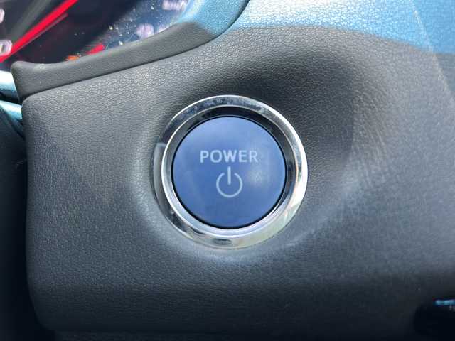 トヨタ クラウン ハイブリッド RS 岐阜県 2018(平30)年 4.2万km ホワイトパールクリスタルシャイン 登録時走行距離41238km/ディスプレイオーディオ（TコネクトSDナビ）/フルセグＴＶ/バックカメラ/Blue tooth・CD・USB入力端子・ビルトインETC/ワンオーナー/トヨタセーフティセンス/プリクラッシュセーフティ（衝突回避支援）/先行車発進告知機能/コーナーセンサー前後/レーダークルーズコントロール/レーンキープアシスト/ＬＥＤヘッドライト/フロントフォグランプ/オートマチックハイビーム/オートライト/横滑り防止装置/盗難防止装置/SRSエアバッグ運転席・助手席/カーテンエアバッグ/布系シート/パワーシート前席/シートヒーター前席/フルフラットシート/純正フロアマット/ステアリングヒーター/パドルシフト/純正18アルミホイール/プッシュスタート/スマートキー/スペアキー1本/アイドリングストップ/保証書/取扱説明書/ドアバイザー