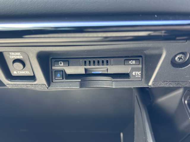 トヨタ クラウン ハイブリッド RS 岐阜県 2018(平30)年 4.2万km ホワイトパールクリスタルシャイン 登録時走行距離41238km/ディスプレイオーディオ（TコネクトSDナビ）/フルセグＴＶ/バックカメラ/Blue tooth・CD・USB入力端子・ビルトインETC/ワンオーナー/トヨタセーフティセンス/プリクラッシュセーフティ（衝突回避支援）/先行車発進告知機能/コーナーセンサー前後/レーダークルーズコントロール/レーンキープアシスト/ＬＥＤヘッドライト/フロントフォグランプ/オートマチックハイビーム/オートライト/横滑り防止装置/盗難防止装置/SRSエアバッグ運転席・助手席/カーテンエアバッグ/布系シート/パワーシート前席/シートヒーター前席/フルフラットシート/純正フロアマット/ステアリングヒーター/パドルシフト/純正18アルミホイール/プッシュスタート/スマートキー/スペアキー1本/アイドリングストップ/保証書/取扱説明書/ドアバイザー