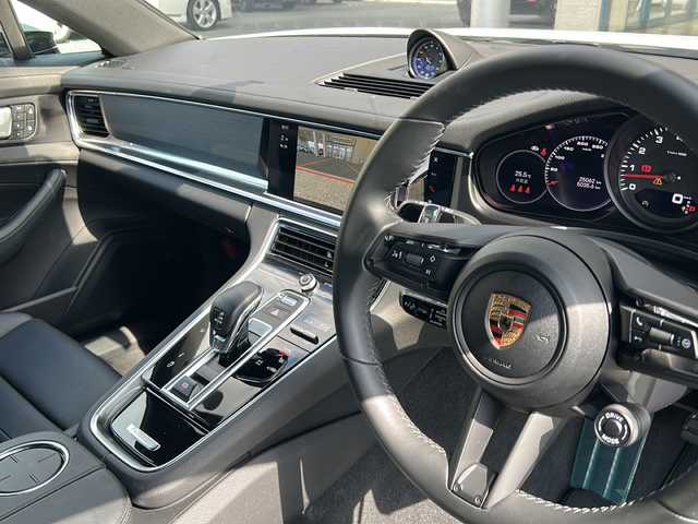 ポルシェ ポルシェ パナメーラ プラチナエディション 愛知県 2022(令4)年 2.5万km キャララホワイトメタリック 登録時走行距離25062km/ワンオーナー/純正12.6インチHDDナビ/(Bluetooth/USB/APPlePodcasts)/社外ドラレコ前後/社外レーダー探知機/純正2.0ビルドインETC/サラウンドビューカメラ/パークアシスト/クリアランスソナー/トラフィックジャムアシスト/アダプティブクルーズコントロール/レーンキープアシスト/レーンチェンジアシスト/ポルシェブレーキアシスト/ポルシェアクティブサスペンション/シャーシ選択ボタン/ドライブモードセレクト/スポーツクロノストップウォッチ(黒)/フロント/リアサンブライド/フロントサンルーフ/リアガラスルーフ/パドルシフト/パワーバックドア/エレクトリックパーキングブレーキ/シート5人乗り変更/アクセサリーコンセント/前席/後席シートヒーター/スマートキー/(スペアキー×1)/取説/保証書