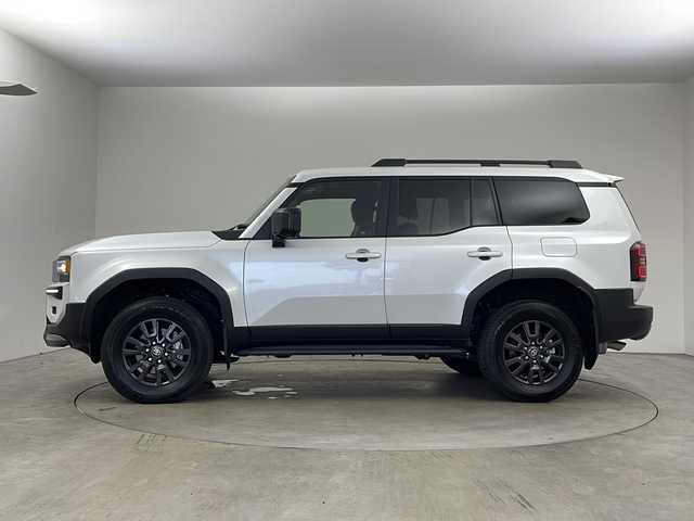 トヨタ ランドクルーザー ２５０ VX 兵庫県 2024(令6)年 0.7万km プラチナホワイトパールマイカ ・サンルーフ/・モデリスタエアロプロテクターキット/・シグネチャーイルミ/・ブラックドアミラーカバー/・純正ナビ＆フルセグ＆BT＆USB＆Miracast＆HDMI/・パノラマミックビューモニター/・革シート/・エアシート/・シートヒーター/・純正ビルトインETC2.0/・ナノイーX/・デジタルインナーミラー/・トヨタセーフティーセンス/・LDA/・BSM/・PCS/・PDA/・クリアランスソナー/・RCTA/・後方車両接近告知/・PCD/・安心降車アシスト/・周辺車両接近時サポート/・RSA/・オートマチックハイビーム/・レーダークルーズコントロール/・ヘッドライトウォッシャー/・パワーバックドア/・寒冷地仕様/・フロントワイパーデアイサー/・リアフォグ/・ステアリングヒーター/・LEDライト/・LEDフォグ/・ブラックドアミラーカバー/・ブラックバックドアガーニッシュ/・ブラックフロントモールセット