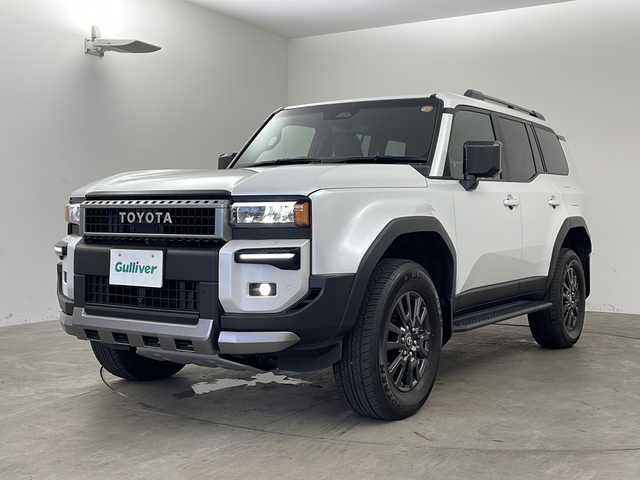 トヨタ ランドクルーザー ２５０ VX 兵庫県 2024(令6)年 0.7万km プラチナホワイトパールマイカ ・サンルーフ/・モデリスタエアロプロテクターキット/・シグネチャーイルミ/・ブラックドアミラーカバー/・純正ナビ＆フルセグ＆BT＆USB＆Miracast＆HDMI/・パノラマミックビューモニター/・革シート/・エアシート/・シートヒーター/・純正ビルトインETC2.0/・ナノイーX/・デジタルインナーミラー/・トヨタセーフティーセンス/・LDA/・BSM/・PCS/・PDA/・クリアランスソナー/・RCTA/・後方車両接近告知/・PCD/・安心降車アシスト/・周辺車両接近時サポート/・RSA/・オートマチックハイビーム/・レーダークルーズコントロール/・ヘッドライトウォッシャー/・パワーバックドア/・寒冷地仕様/・フロントワイパーデアイサー/・リアフォグ/・ステアリングヒーター/・LEDライト/・LEDフォグ/・ブラックドアミラーカバー/・ブラックバックドアガーニッシュ/・ブラックフロントモールセット