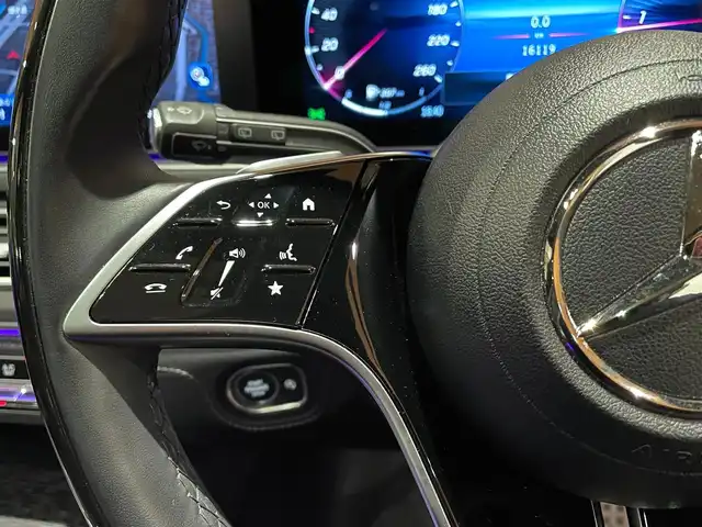 メルセデス・ベンツ Ｍ・ベンツ ＧＬＳ４５０ｄ 4マチック 道央・札幌 2024(令6)年 1.7万km ハイテックシルバー AMGラインパッケージ/　・AMGラインエクステリア/　・22インチAMGアルミホイール/　・アンスラサイトオークウッドインテリアトリム/レーダーセーフティパッケージ/パノラミックスライディングルーフ/パナメリカーナグリル/GLS63フロントバンパー/GLS63仕様マフラー/Ｂｕｒｍｅｓｔｅｒサラウンドサウンドシステム/MBUX ARナビゲーションシステム/ドアクロージングサポーター/黒革シート/前席シートヒーター＆ベンチレーター/後席パワーシート＆シートヒーター/ステアリングヒーター/ 温冷機能付きカップホルダー/ワイヤレスチャージング