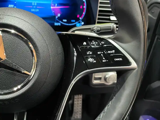 メルセデス・ベンツ Ｍ・ベンツ ＧＬＳ４５０ｄ 4マチック 道央・札幌 2024(令6)年 1.7万km ハイテックシルバー AMGラインパッケージ/　・AMGラインエクステリア/　・22インチAMGアルミホイール/　・アンスラサイトオークウッドインテリアトリム/レーダーセーフティパッケージ/パノラミックスライディングルーフ/パナメリカーナグリル/GLS63フロントバンパー/GLS63仕様マフラー/Ｂｕｒｍｅｓｔｅｒサラウンドサウンドシステム/MBUX ARナビゲーションシステム/ドアクロージングサポーター/黒革シート/前席シートヒーター＆ベンチレーター/後席パワーシート＆シートヒーター/ステアリングヒーター/ 温冷機能付きカップホルダー/ワイヤレスチャージング