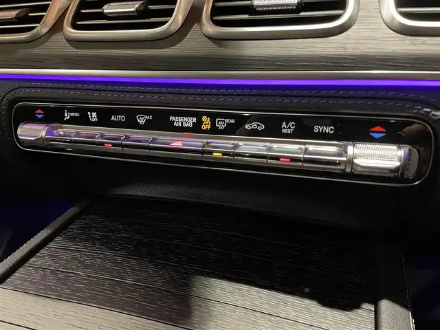 メルセデス・ベンツ Ｍ・ベンツ ＧＬＳ４５０ｄ 4マチック 道央・札幌 2024(令6)年 1.7万km ハイテックシルバー AMGラインパッケージ/　・AMGラインエクステリア/　・22インチAMGアルミホイール/　・アンスラサイトオークウッドインテリアトリム/レーダーセーフティパッケージ/パノラミックスライディングルーフ/パナメリカーナグリル/GLS63フロントバンパー/GLS63仕様マフラー/Ｂｕｒｍｅｓｔｅｒサラウンドサウンドシステム/MBUX ARナビゲーションシステム/ドアクロージングサポーター/黒革シート/前席シートヒーター＆ベンチレーター/後席パワーシート＆シートヒーター/ステアリングヒーター/ 温冷機能付きカップホルダー/ワイヤレスチャージング