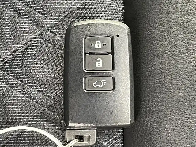 トヨタ ハリアー プレミアム 千葉県 2017(平29)年 6.4万km ブラック 禁煙　/純正９インチナビ　（NSZT-Y66T）/Ｂｌｕｅｔｏｏｔｈ　/ＨＤＭＩ　/ＵＳＢ　/DVD/フルセグＴＶ　/バックモニター　/クルーズコントロール　/パワーバックドア　/ハーフレザーシート/運転席パワーシート　/革巻きステアリング/ステアリングスイッチ/ビルトインＥＴＣ　/LEDヘッドライト/フォグランプ/バックカメラ　/車線逸脱警報