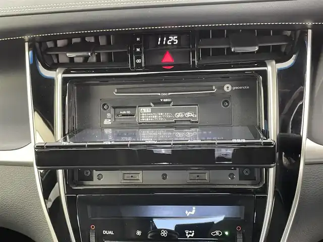 トヨタ ハリアー プレミアム 千葉県 2017(平29)年 6.4万km ブラック 禁煙　/純正９インチナビ　（NSZT-Y66T）/Ｂｌｕｅｔｏｏｔｈ　/ＨＤＭＩ　/ＵＳＢ　/DVD/フルセグＴＶ　/バックモニター　/クルーズコントロール　/パワーバックドア　/ハーフレザーシート/運転席パワーシート　/革巻きステアリング/ステアリングスイッチ/ビルトインＥＴＣ　/LEDヘッドライト/フォグランプ/バックカメラ　/車線逸脱警報