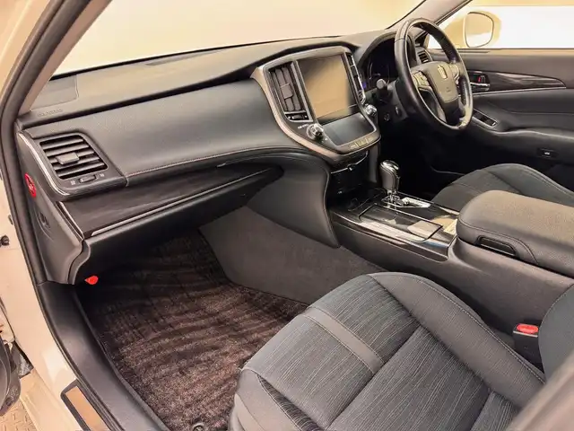 トヨタ クラウン ハイブリッド アスリートS 兵庫県 2014(平26)年 9.3万km ホワイトパールクリスタルシャイン 純正HDDナビ/（CD、DVD、BT、フルセグTV）/ビルトインETC/純正フロアマット/ドアバイザー/追従式クルーズコントロール/バックカメラ/パワーシート/シートヒーター/純正17インチアルミホイール/ステアリングヒーター/前後コーナーセンサー