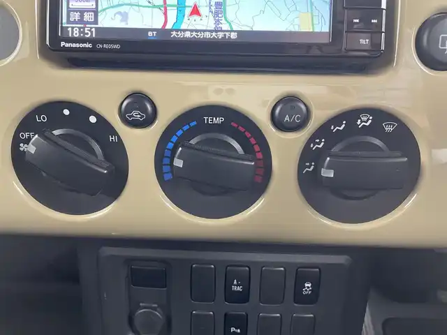トヨタ ＦＪクルーザー 大分県 2011(平23)年 12.1万km ベージュ/ホワイト 禁煙車/社外ナビ/・Bluetooth/・フルセグTV/・AM/・FM/・DISC/バックカメラ/前後ドライブレコーダー/ETC/リアコーナーセンサー/純正20インチアルミホイール/純正フロアマット/横滑り防止装置/４WD/リモコンキー/パワーウィンドウ/パワーステアリング/電動格納ミラー