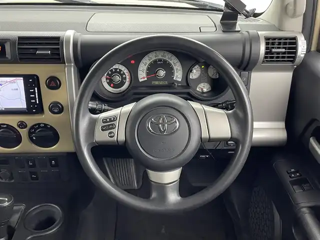 トヨタ ＦＪクルーザー 大分県 2011(平23)年 12.1万km ベージュ/ホワイト 禁煙車/社外ナビ/・Bluetooth/・フルセグTV/・AM/・FM/・DISC/バックカメラ/前後ドライブレコーダー/ETC/リアコーナーセンサー/純正20インチアルミホイール/純正フロアマット/横滑り防止装置/４WD/リモコンキー/パワーウィンドウ/パワーステアリング/電動格納ミラー