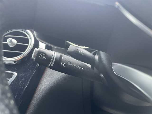 メルセデス・ベンツ ＧＬＣ２００ スポーツ 東京都 2017(平29)年 3万km オブシディアンブラック レーダーセーフティ（詳細は検査員記入欄参照）/ダイナミックセレクト/取説・スマートキー×2（キーレスゴー）/アイドリングストップ/革巻スポーツステア・パドルシフト・電動チルト・ステアリングスイッチ/黒ハーフレザーシート/前席メモリ付8Wayパワーシート・シートヒーター/COMANDシステム（8.4インチワイドディスプレイ）/HDDナビ・フルセグTV・DVD/CD/MSV/SD/BT/USB /360°ビューカメラ・パーキングアシスト・パークトロニック/外フロントドラレコ・純正ビルトインETC/パワーバックドア/AMG19インチアルミ/LEDインテリジェントライト・オートライト・リアフォグ/クロームルーフレール/トノカバー/電動パーキングブレーキ