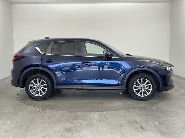 マツダ ＣＸ－５ 20S プロアクティブ 兵庫県 2022(令4)年 3万km ディープクリスタルブルーマイカ ・純正10.25インチナビ/　Bluetoothオーディオ/　USB接続/　スマートフォン連携/・バック/サイドカメラ/・ｉ－ＡＣＴＩＶＳＥＮＳＥ/・ドライバーアテンションアラート/・ブラインドスポットモニター/・レーンキープアシストシステム/・スマート・ブレーキ・サポート（SBS）/・スマート・シティ・ブレーキ・サポート（SCBS)/・前後コーナーセンサー/・トラクションコントロールシステム（TCS）/・アイドリングストップ/・オートマチックハイビーム/・社外前方ドライブレコーダー/・純正フロアマット/・ヘッドアップディスプレイ/・MTモード付AT/・純正17インチアルミホイール/・ETC/・横滑り防止機能/・盗難防止装置/・LEDオートライト/・W＋サイドエアバック/・スマートキー/・オートエアコン