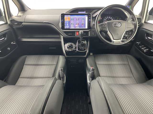 トヨタ ヴォクシー ZS 煌Ⅱ 道央・札幌 2019(平31)年 5.5万km ホワイトパールクリスタルシャイン ・4WD/・寒冷地仕様/・BIGXナビ&CD&DVD&BT&SD/・バックカメラ/・ALPINEフリップダウンモニター/・両側パワースライドドア/・衝突軽減ブレーキ/・ビルトインETC/・社外前後ドライブレコーダー/・社外レーダー/・ウォークスルー/・ドアミラーヒーター/・LEDヘッドライト/・オートハイビーム/・オートライト/・クリアランスソナー/・純正16インチAW