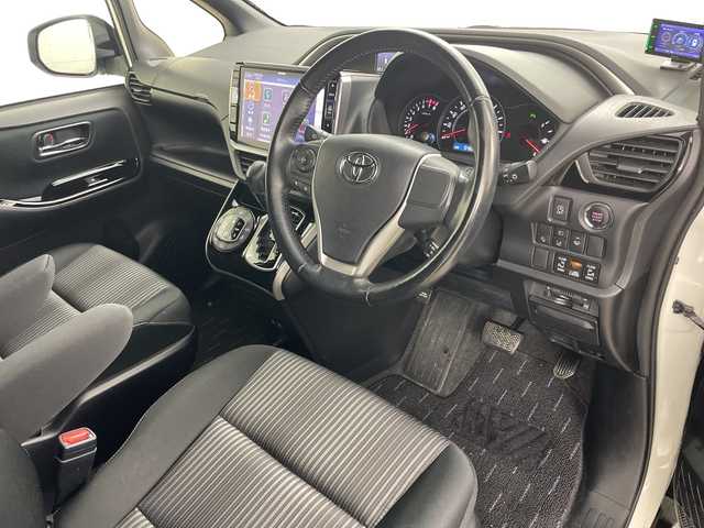 トヨタ ヴォクシー ZS 煌Ⅱ 道央・札幌 2019(平31)年 5.5万km ホワイトパールクリスタルシャイン ・4WD/・寒冷地仕様/・BIGXナビ&CD&DVD&BT&SD/・バックカメラ/・ALPINEフリップダウンモニター/・両側パワースライドドア/・衝突軽減ブレーキ/・ビルトインETC/・社外前後ドライブレコーダー/・社外レーダー/・ウォークスルー/・ドアミラーヒーター/・LEDヘッドライト/・オートハイビーム/・オートライト/・クリアランスソナー/・純正16インチAW