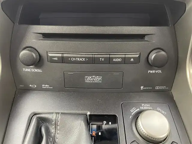 レクサス ＮＸ 200t バージョンL 大分県 2016(平28)年 4.9万km ソニッククォーツ 純正ナビ/フルセグTV/CD/DVD/Bluetooth/SD録音再生/バックガイドモニター/左側サイドモニター/ETC/ドライブレコーダー/サンルーフ/パワーシート/ブレーキホールド/クルーズコントロール/パワーバックドア/LED/純正18インチアルミホイール/スマートキー