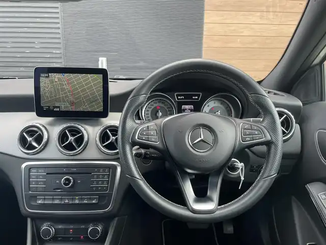 メルセデス・ベンツ ＧＬＡ１８０ 宮崎県 2016(平28)年 3.3万km 白 純正HDDナビ/・フルセグテレビ/・Bluetooth /・DVD/・CD/・AM FM/ハーフレザーシート/バックカメラ/・コーナーセンサー /アイドリングストップ/アクティブクルーズコントロール/・ブラインドスポットモニター/・レーンキープ/ETC/パワーバックドア/HIDヘッドライト/・オートライト/ドライブレコーダー /純正18インチアルミホイール