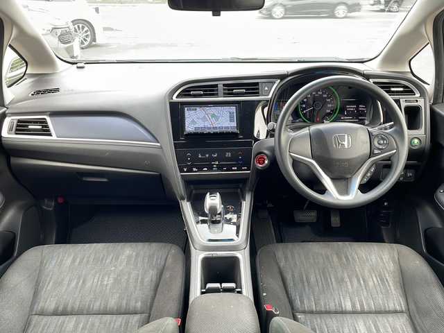 ホンダ シャトル ハイブリッド ホンダセンシング 青森県 2020(令2)年 10.8万km ルナシルバーM 4WD/社外メモリナビ/CD・Bluetooth・SD/バックカメラ/ホンダセンシング/アダプティブクルーズコントロール/誤発進抑制機能/車線維持支援システム/衝突軽減ブレーキ/横滑り防止装置/ワイパーデアイサー/ETC/トノカバー/スマートキー/プッシュスタート