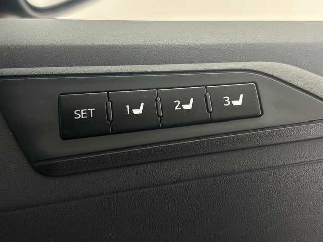 トヨタ アルファード S Cパッケージ 鹿児島県 2020(令2)年 4.3万km ブラック ナビ機能付きディスプレイオーディオ/モデリスタエアロ/純正12.3型フリップダウンモニター/前後ドライブレコーダー/バックカメラ/クルーズコントロール/オットマン/キャプテンシート/ビルドインETC/シートエアコン/シートヒーター/ステアリングリモコン/両側パワースライドドア/パワーシート/後席サンシェード/オートハイビーム/オートライト/ハンドルヒーター/プッシュスタートボタン/レーンキープアシスト/LEDヘッドライト/保証書/取扱説明書